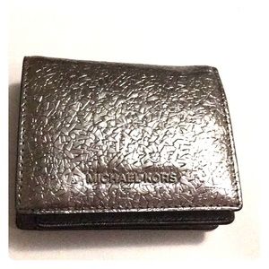 Michael Kors folding wallet textured silver glam!